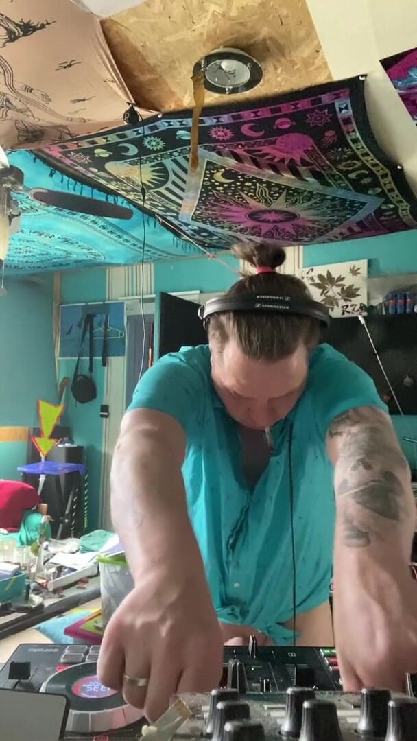 Sexy Amateur Studio: DJ ställer in och remsor ocensurerat