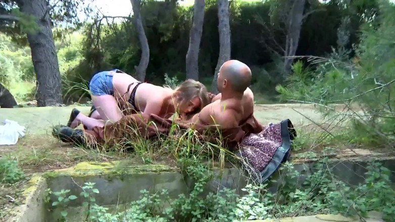 TeenXXX Stories: Blond dziwka z naturalnymi cyckami daje głębokie obciąganie rucha się...