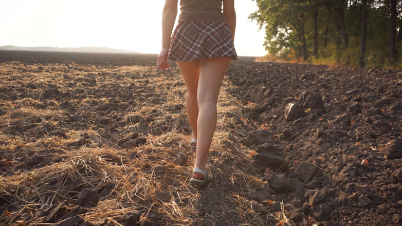 Teasecombo 4K: Viendo a una chica universitaria caminar al aire libre - bragas...