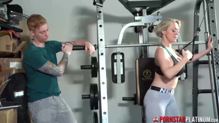 Pornstar Platinum: PORNSTARPLATINUM - Fit Dee Williams jeździ młodego Silas Stone na siłowni