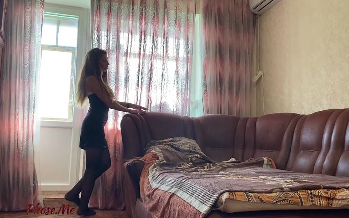 Pantyhose me porn videos: Amy menggoda dengan gaun mini dan stoking hitam
