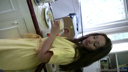 Scandalous GFs: Teen thổi con cu của bạn trai trong khi được ghi...