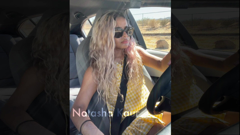 Natasha Kaur: ドレスストラップに苦戦しています