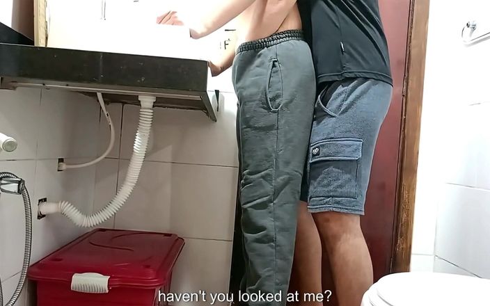 Gabi SweetCouplesStories: La criada queda atrapada en el baño.