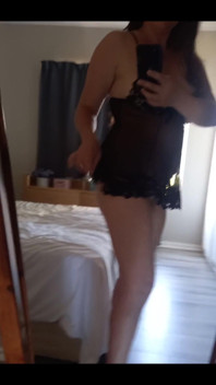Cewek negligee kulit hitam ini bikin kakiku keliat panjang banget