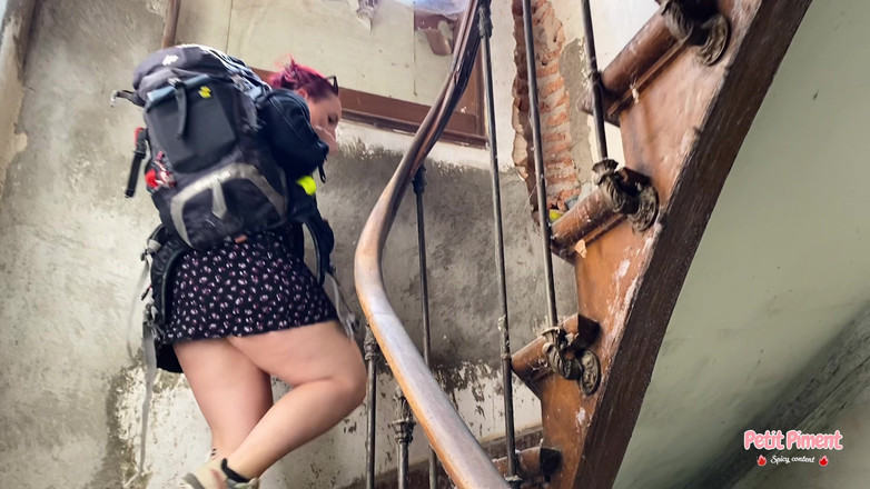 Petitpiment: 在废弃的豪宅里做爱 I 口交， 后入式， POV