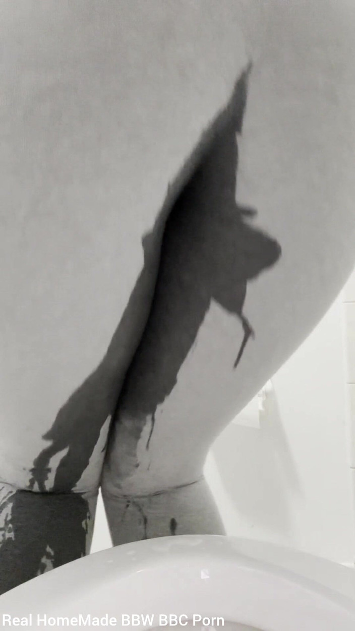 Super sexy ebony cuties: Pissing my self nosí šedé legíny