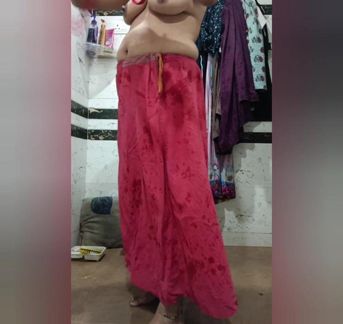 Priyahot77: Priya bhbai culo grosso nel dito laterale