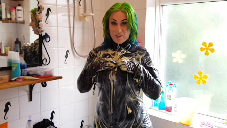 Tattooed Milfy Mama: 젖고 지저분한 커스터드 Catsuit