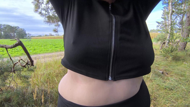 Bouncy Tits Action: Grandi tette sbattano all'aperto