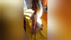 Selena701: Selena在温暖的灯光下赤身裸体摆姿势