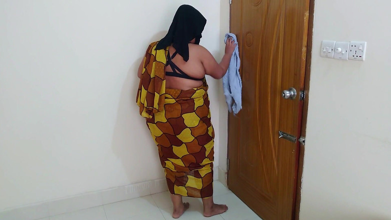 Aria Mia: Tamilska pokojówka big ass fucked i fucked