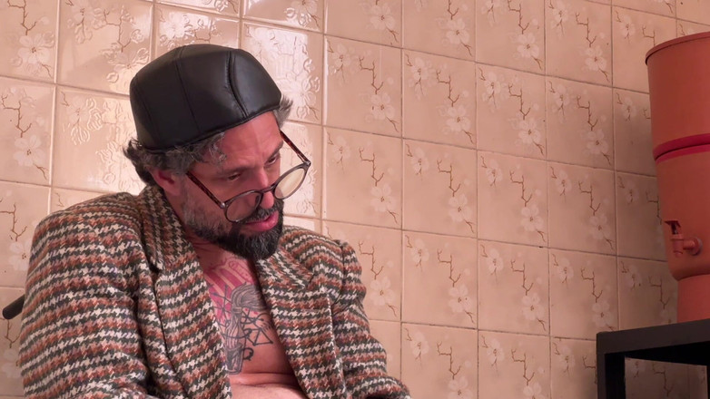 Quente club: Fata dolofană și-a invitat prietenii la o după-amiază de sex