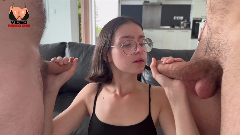Video Porno One: यह युवा छात्र एक ही समय में 2 की देखभाल करने के लिए एक त्रिगुट चाहता था!