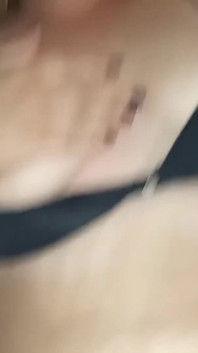 J'écarte les cuisses de ma femme et je la baise très fort