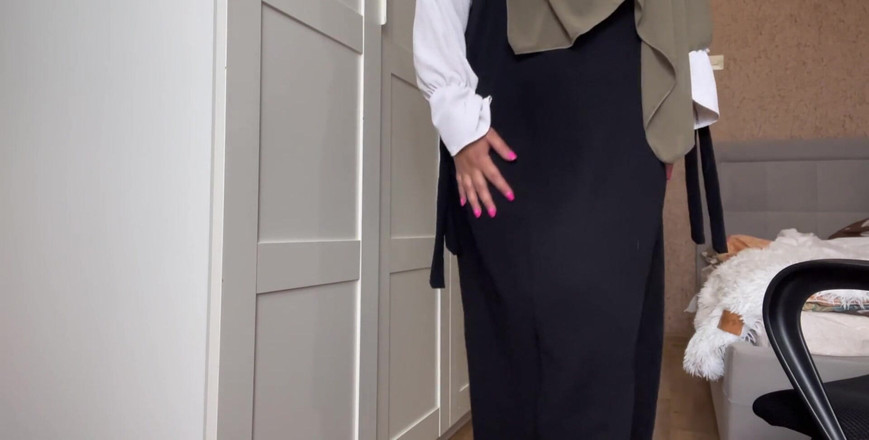 Lux Eva: Troia siriana in hijab senza mutandine si accarezza il clitoride...