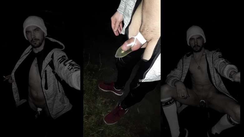 kinkygaynudist: Winterwanderung mit einem pissen getränkten Gummi auf meinem schwanz