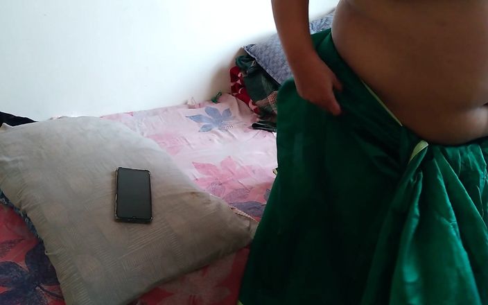Aria Mia: Büyük memeli yeşil sari içinde Telugu teyze yatakta ve cep...