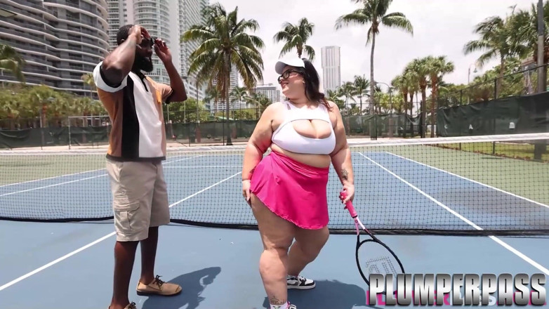 Plumper pass: ぬいぐるみのふっくらとしたルナ・ラークは、テニスの後にBBCのボールを取る