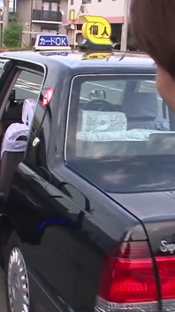 kaamuk jaapaani larkiyan drishy-1 jaapaani randi adhovastr men jun kusanagi kaar men chudaee kar rahi hai