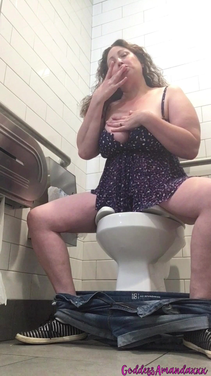 Goddess Amanda: Une MILF Excitée À Gros Cul Utilise Des Toilettes Publiques
