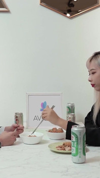 지배적 인 보스 레이디, 왕 Yixin, 남성 사무원을 활용
