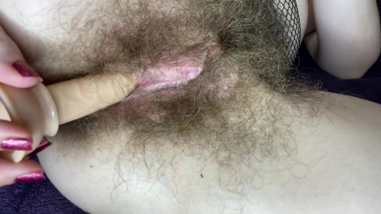 Cuteblonde666: Волосатая девушка трахает ее мокрую киску с большим клитором с дилдо крупным планом