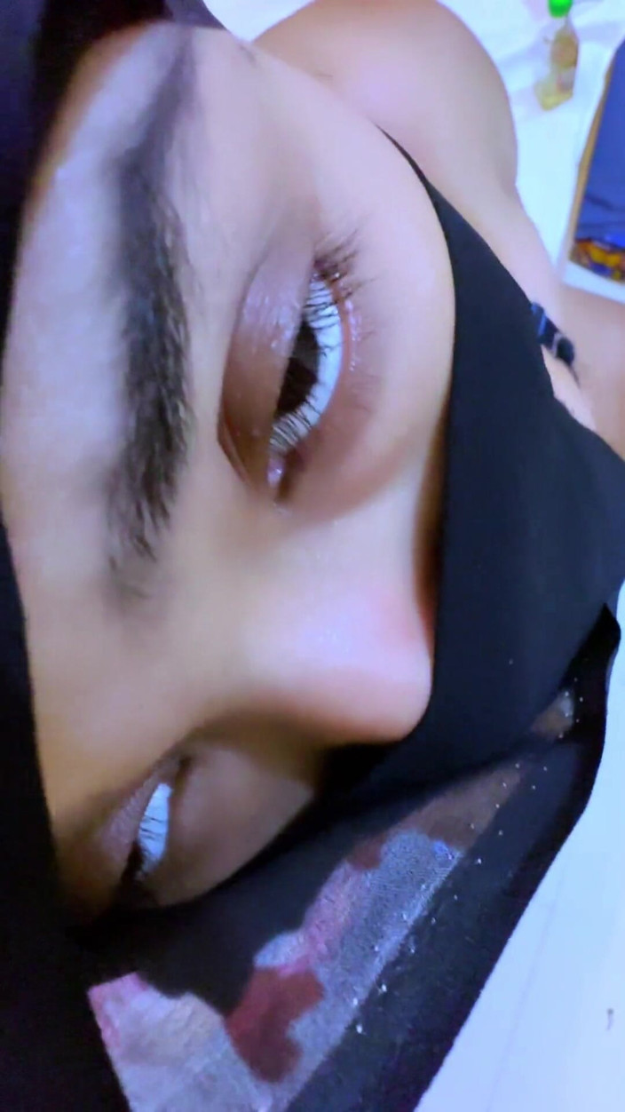 Aria Mia: Bella ragazza araba collage calda si masturba in ostello e...