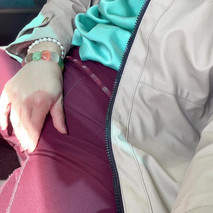 sweethanajapanese: Pisse Par Terre Puis Monte Dans La Voiture