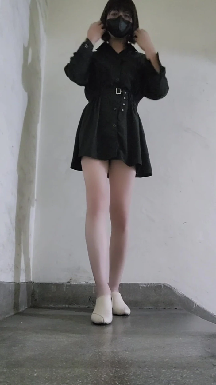 Taiwancdgirl: 내 팬티를 밖에서 보여줘. 누군가가 아래층에서 본 것 같습니다.