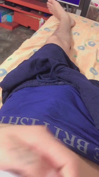 La mia vicina mi vede masturbarmi e mi succhia il cazzo finché non vengo in bocca