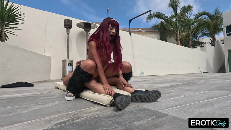German bitch hunter: Nena tatuada con el pelo rojo monta duro al aire...