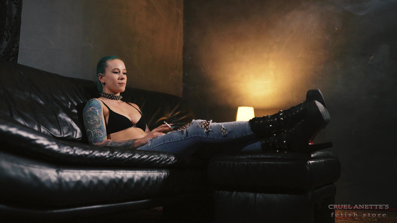 Cruel Anettes fetish world: Anette lagi asik merokok dengan celana jins dan sepatu bot...