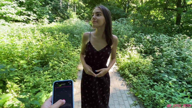 My Little Betsy: rasila ke saath jangal men chalna uske chehre aur baalon...