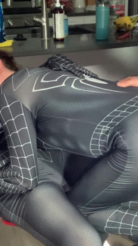 O pulă uriașă oferă mai multe ejaculări înăuntru și pizdă în trei și se fute în stil Hentai 2 fete Spider