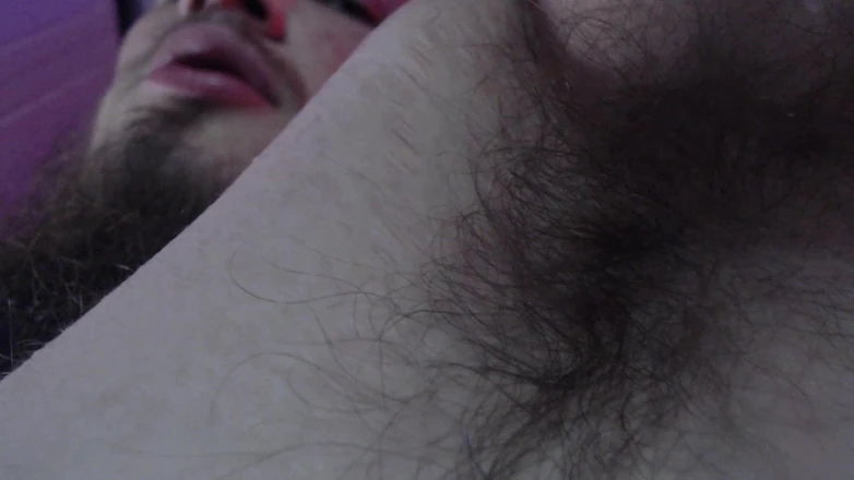 Hunky time: Альфа-натура с длинными волосами на лобке