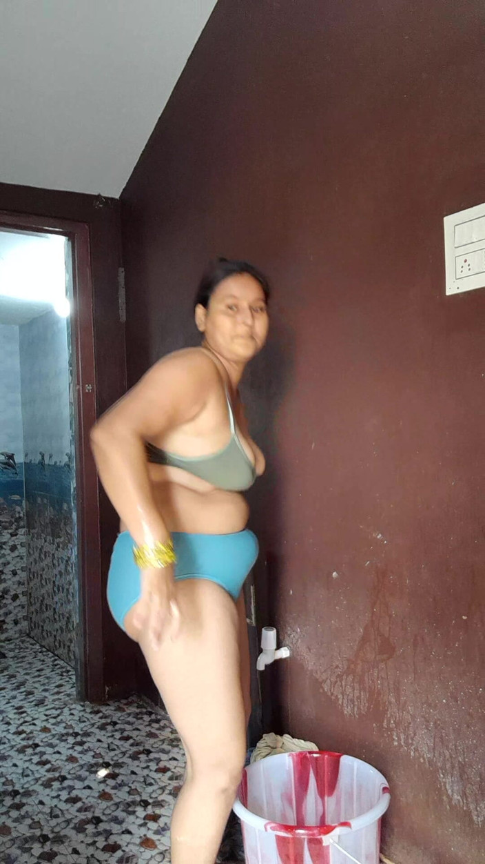 Puja555: Дезі зріла жінка приймає душ