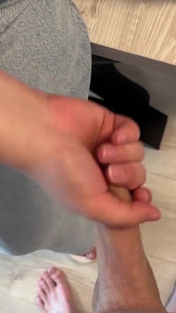 Destruction testiculaire imparable ! Ses jambes font une salade avec son entrejambe