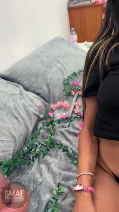 Aaliyah Yasin: Aaliyah Yasin neukt een man tijdens een pauze van een...