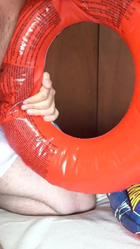 เล่นกับห่วงว่ายน้ำสีแดงและน้ำเงินสามอัน