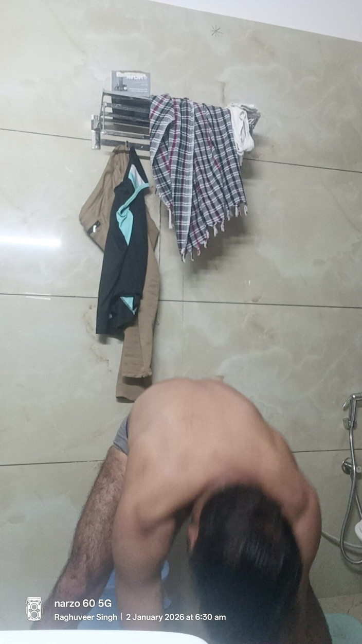 Rajasthani-old-lover: インド・ラージャスタンのデシ・マン、シャワーを楽しむ