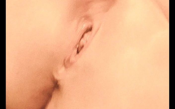 Redhead Rebel: Une BBW coquine se fait squirter si fort !