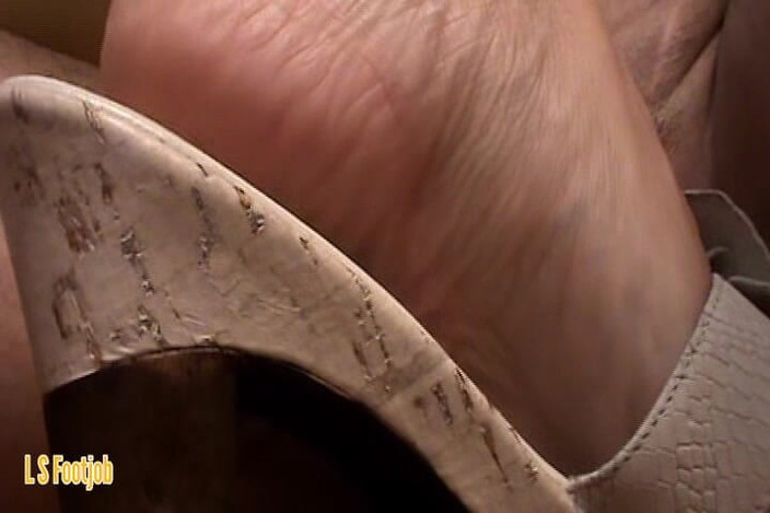 Footjob life style: 섹시한 청바지 풋잡을 입은 핫한 마누라!