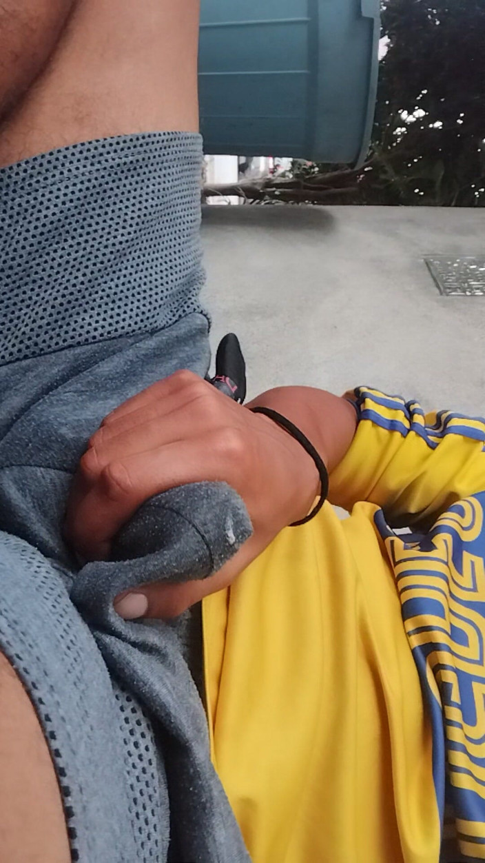AlexAlejandro13: L'uomo si scalda e si masturba sotto i vestiti