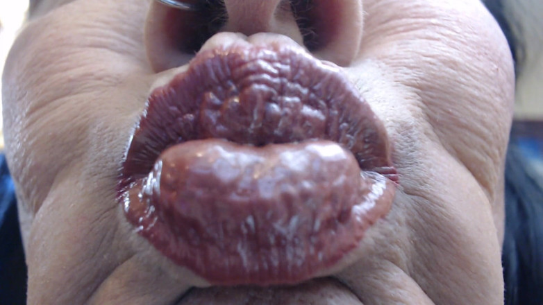 Abby Anna: Wand gold gloss super pucker close up
