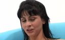Argentina Latina Amateurs: ブルネットラティーナアマチュアモラは彼女のお尻を伸ばして2つのコックでポルノキャスティング