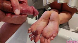 射在赤脚脚底上