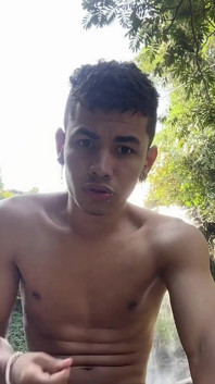 Encontramos a un chico de piel oscura masturbándose al aire libre