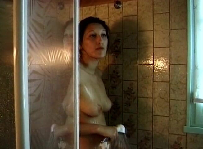 European Classics: Brunette slet lul zuigend en aftrekkend onder de douche