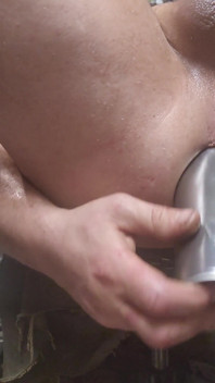 Randy Roades roztahuje svůj sexy zadek, zatímco manželka je v posteli